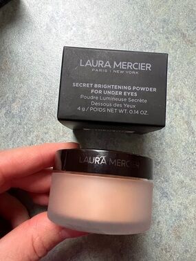 laura mercier Secret Brightening Powder for Under Eyes - 02